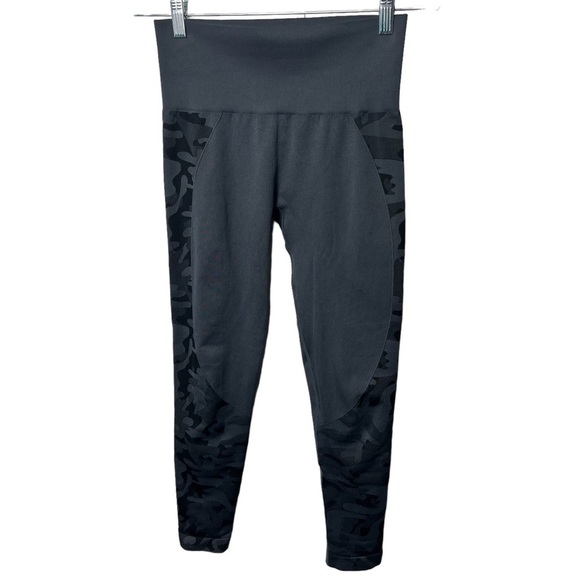 🌺ZYIA Seamless Active Performance Gray/Camo Workout Leggings Size Small🌺 - Picture 4 of 8